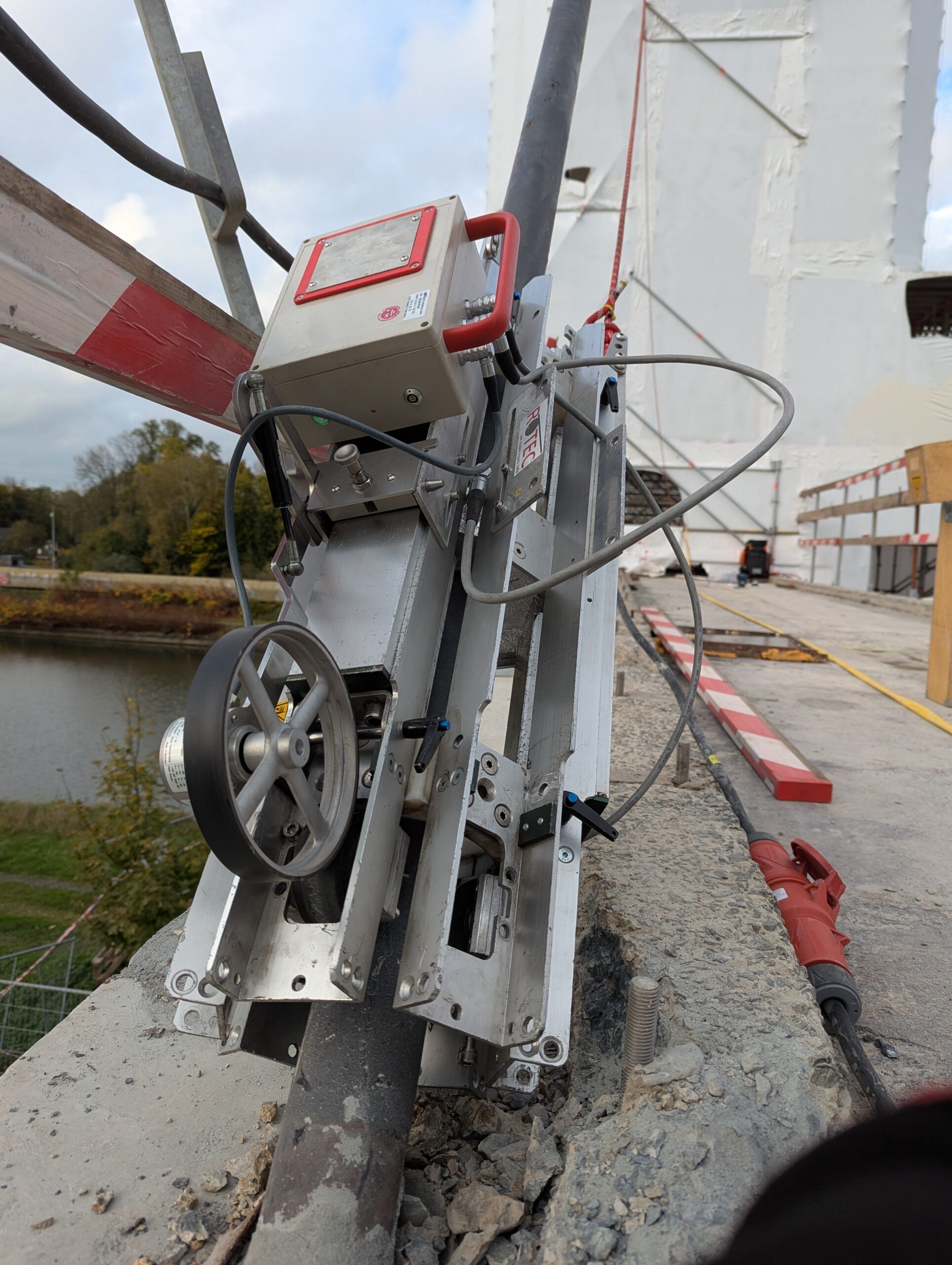 Seilprüfgerät R140 im Einsatz in Belgien auf einer Fussgängerbrücke.