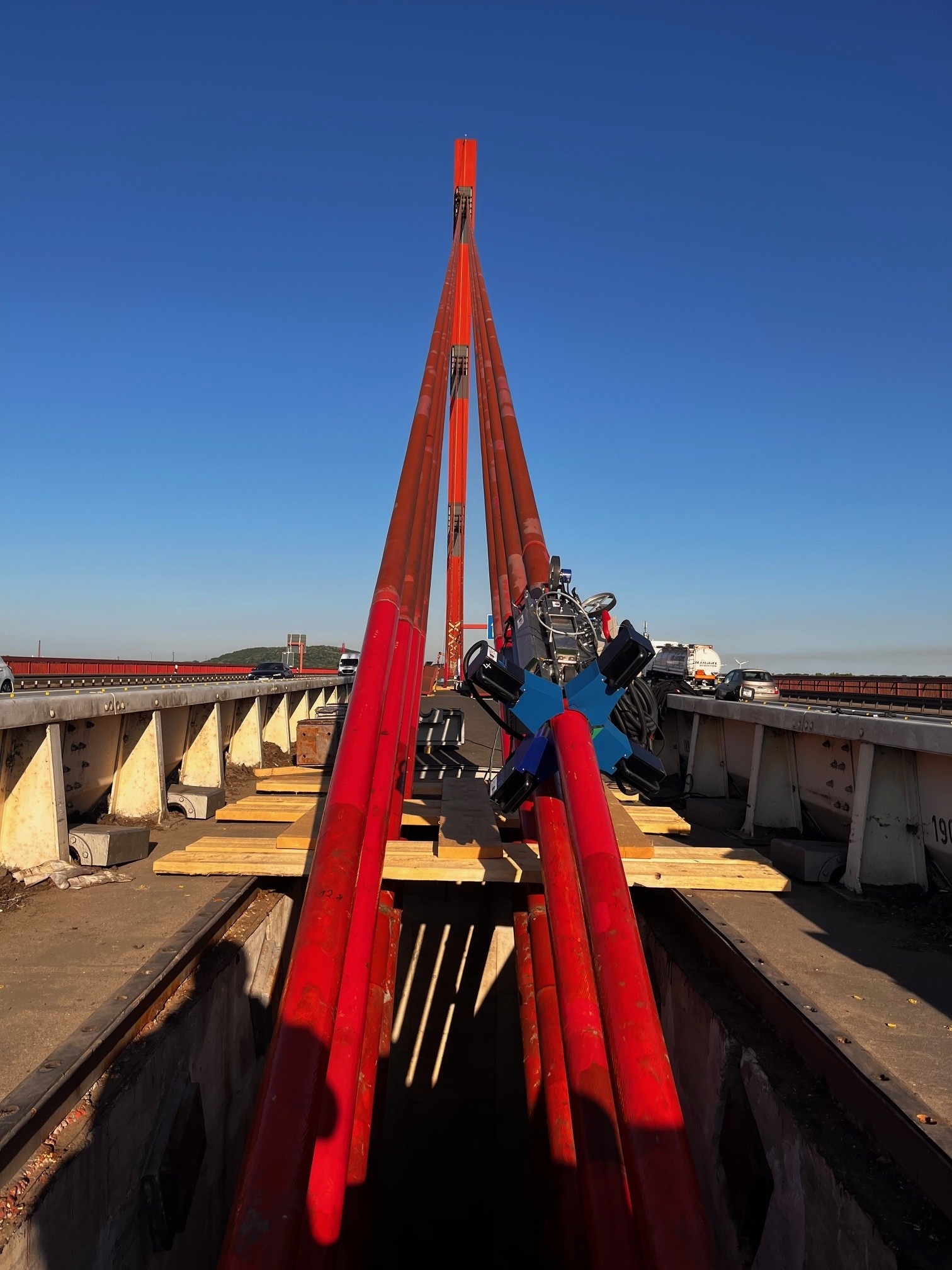 Seilprüfgerät Rheinbrücke Duisburg Baerl. Magnetische Seilprüfung an der Rheinbrücke Duisburg Baerl in der Frontansicht.