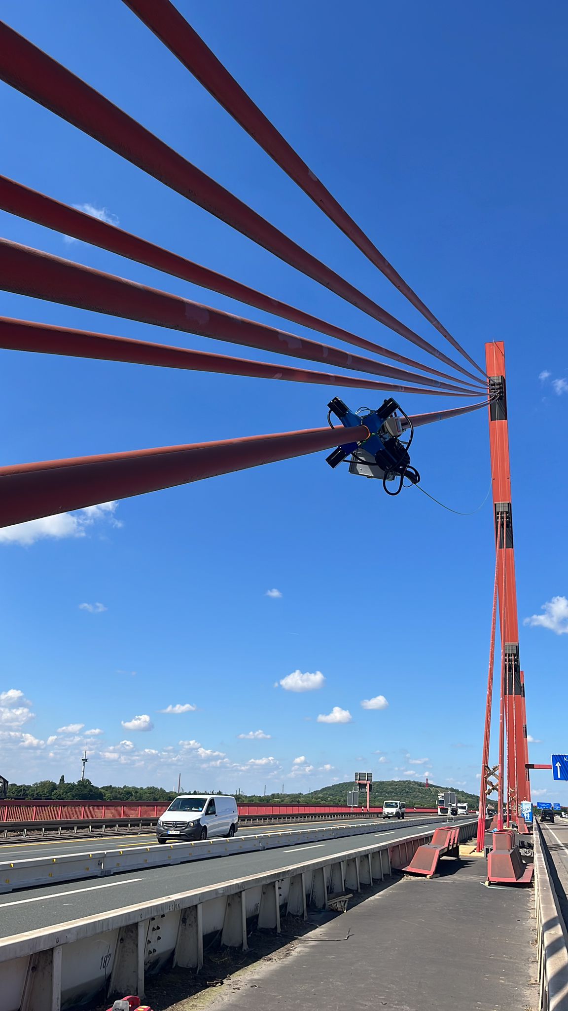 Seilprüfung Rheinbrücke Duisburg Das magnetische Seilprüfgerät im Einsatz auf der Rheinbrücke Duisburg Baerl.