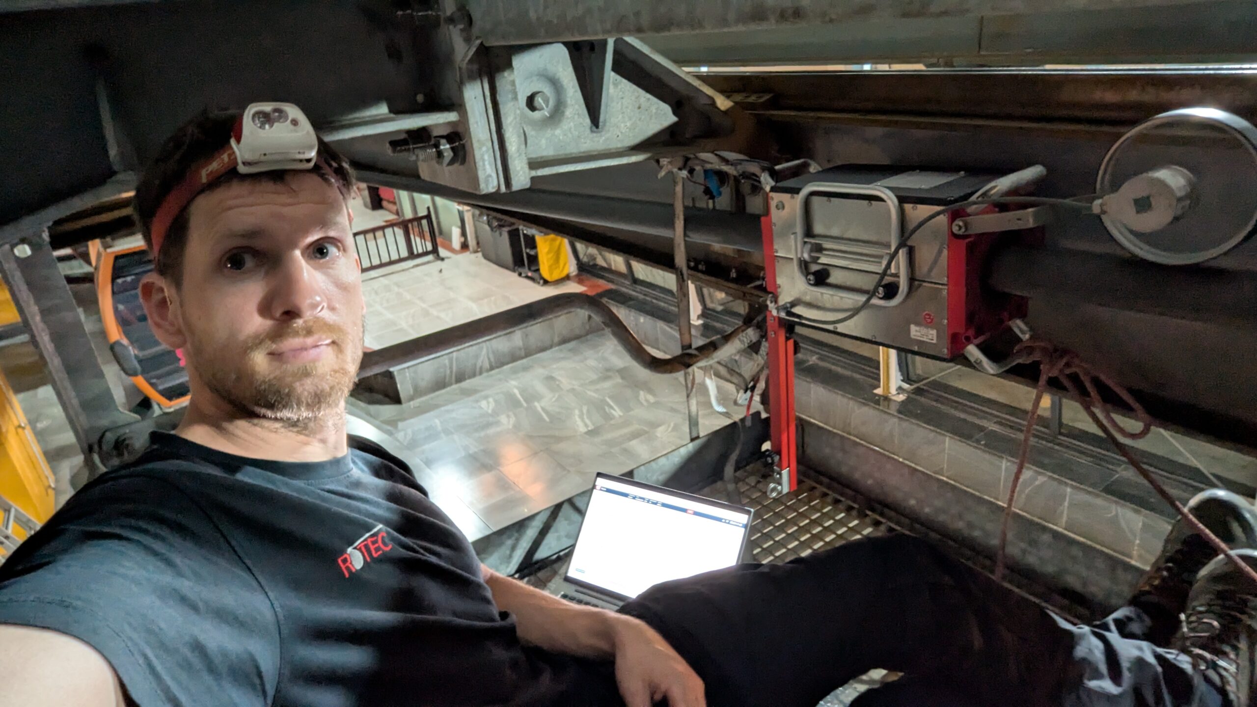 Seilprüfung-Vietnam Bana-Sun-Group - Lars mit ROPESYS R28 und Laptop auf der Station Seilprüfung in Vietnam – Lars bei der Arbeit mit dem ROPESYS R28 auf der Station