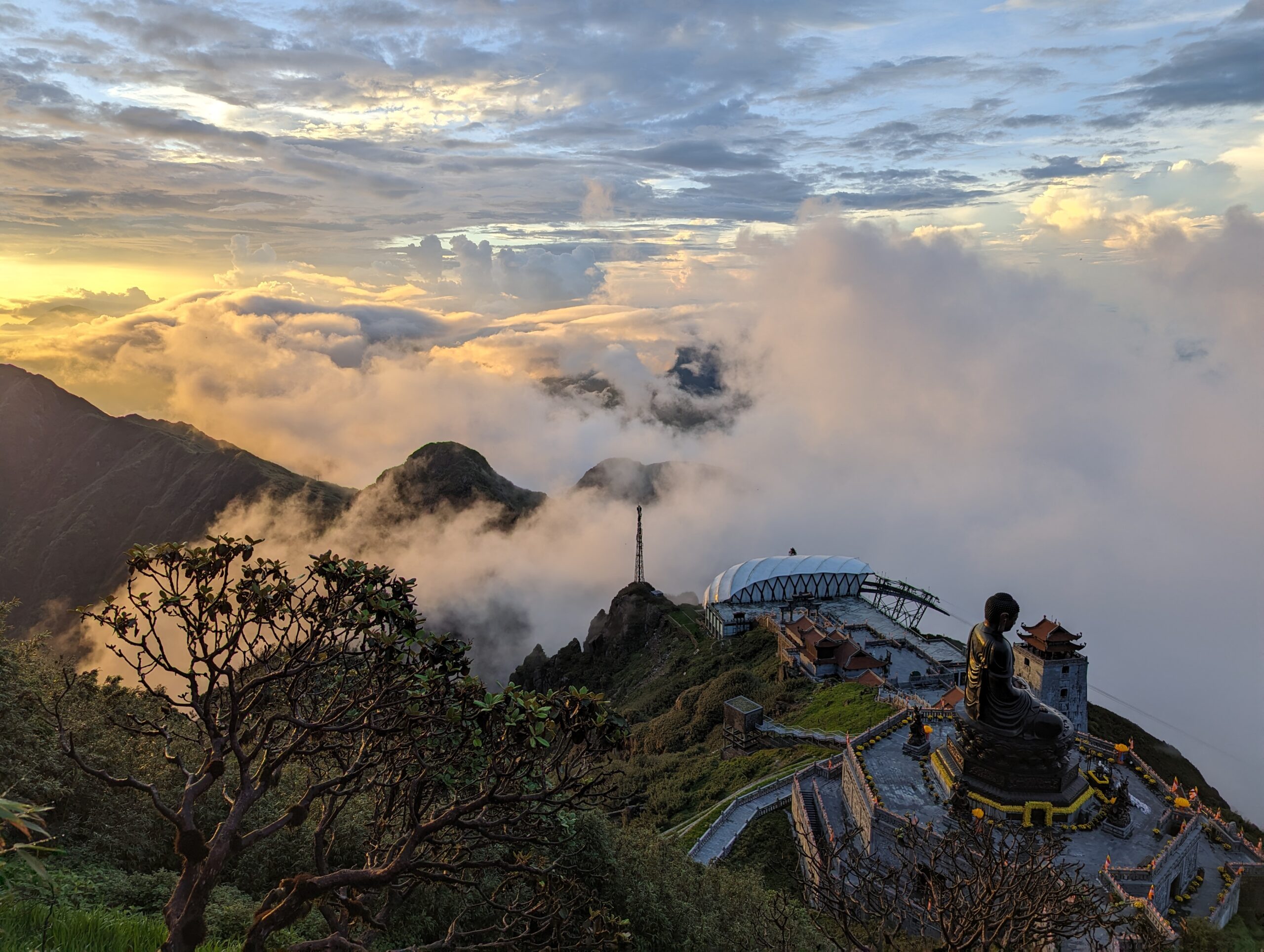 Seilprüfung in Vietnam Sapa - Sonnenuntergang über den Wolken in Vietnam mit Tempelblick Seilprüfung in Vietnam – Sonnenuntergang über den Bergen mit Blick auf Tempel und Wolken