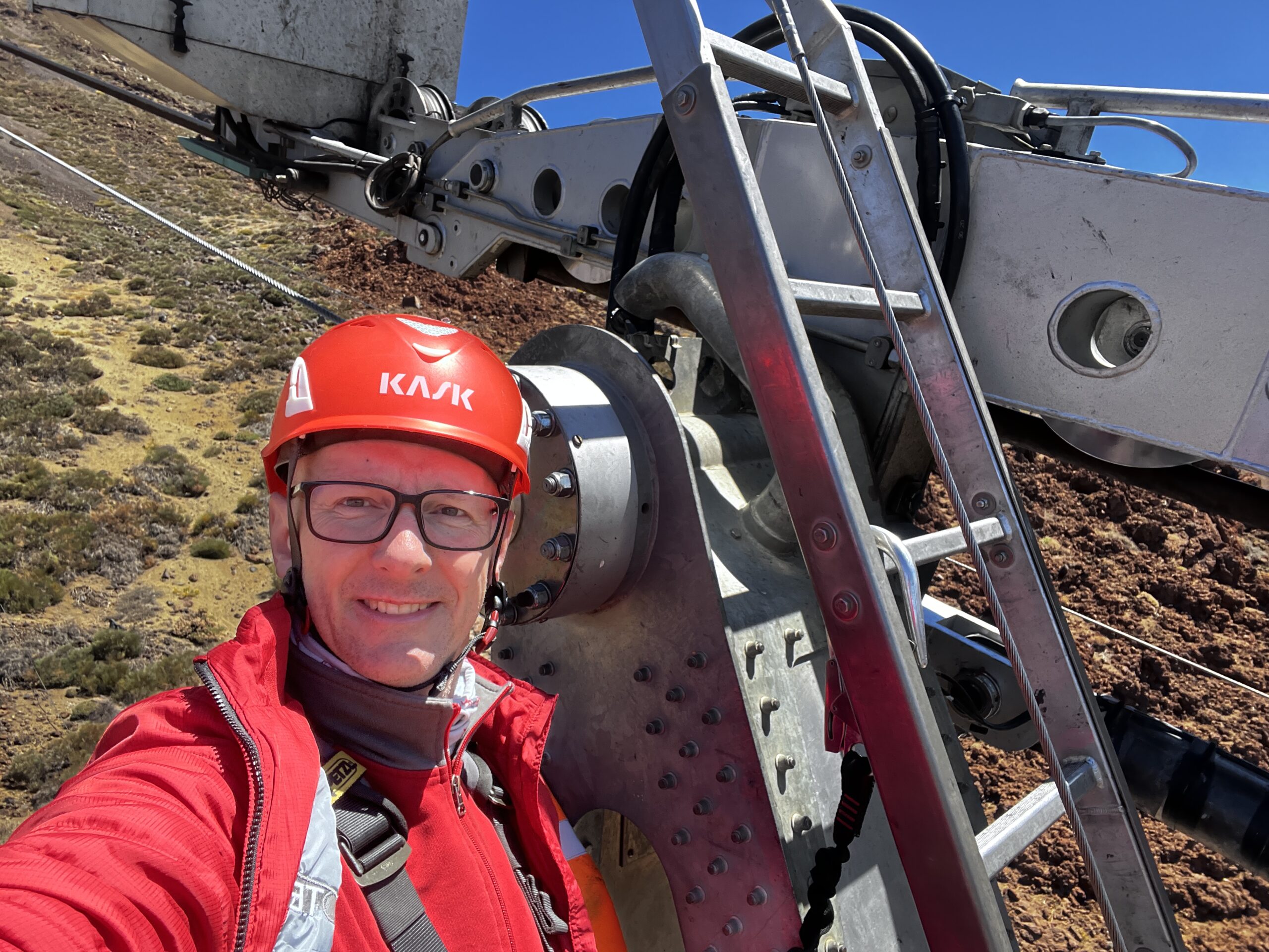 Dirk Moll bei der Seilprüfung auf Teneriffa Seilprüfung Teleférico del Teide Teneriffa – Dirk Moll mit rotem Helm bei der Inspektion