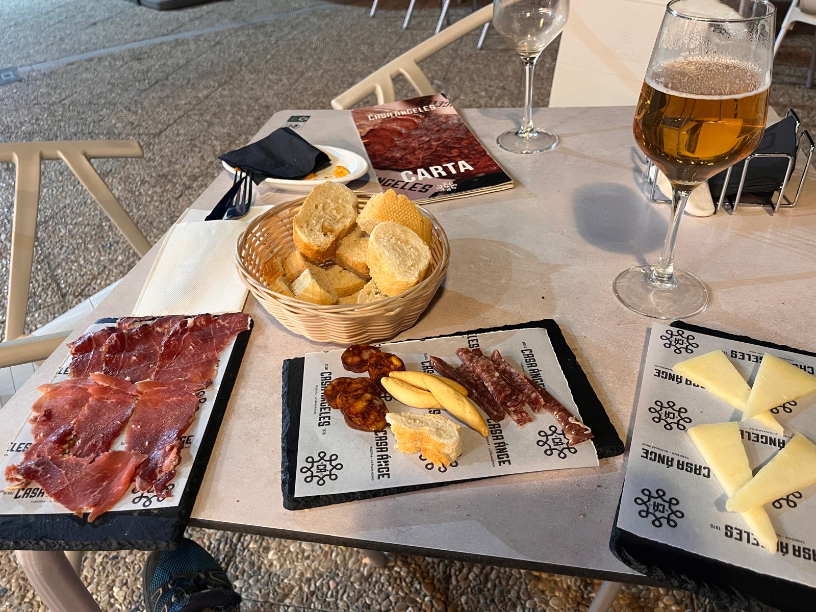 Spanisches Vesper mit Brot, Käse, Schinken, Salami und Weißwein nach erfolgreicher Schulung.