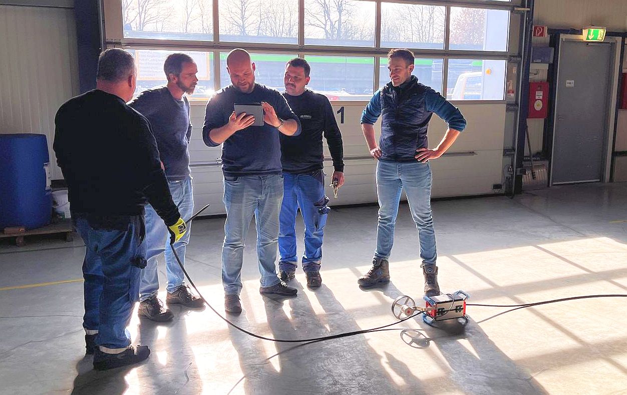 Techniker bei BANG Kransysteme während Schulung mit Seilprüfgerät R28