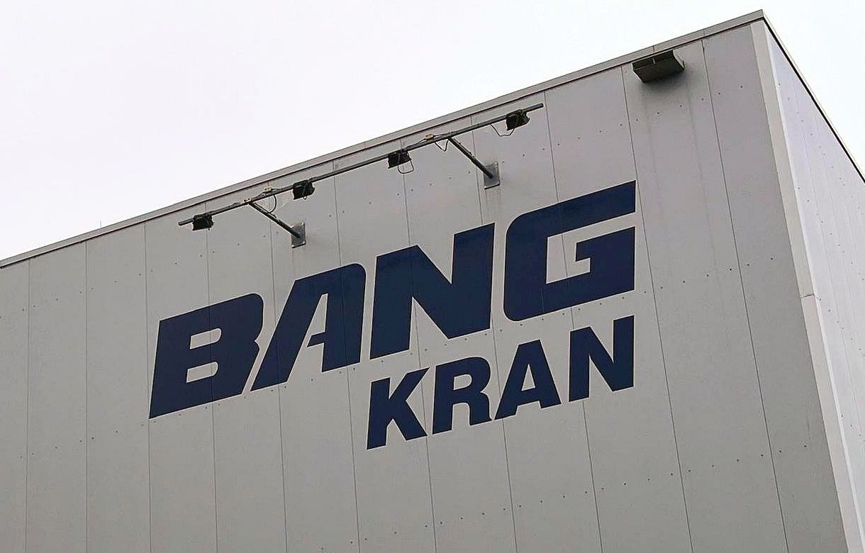 Außenfassade von BANG Kransysteme mit großem Firmenlogo