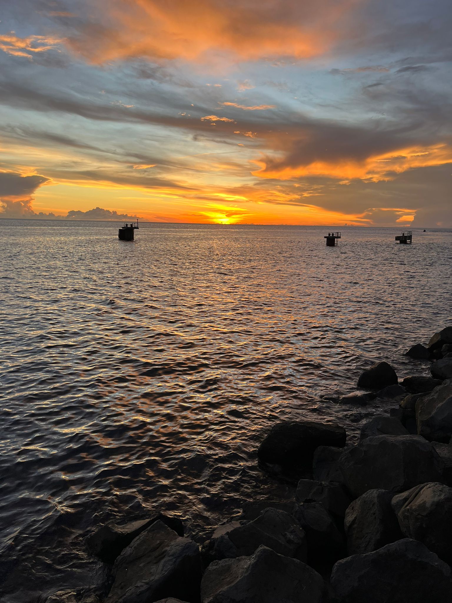 Karibisches Meer mit Booten im Sonnenuntergang vor Dominica