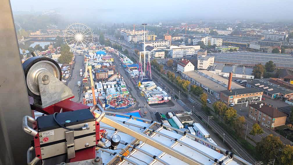 Seilprüfung am Fortress Tower auf dem Cannstatter Wasen Zugseilprüfung an Vergnügungsanlagen mit ROPESYS Seilprüfgerät über dem Cannstatter Volksfest
