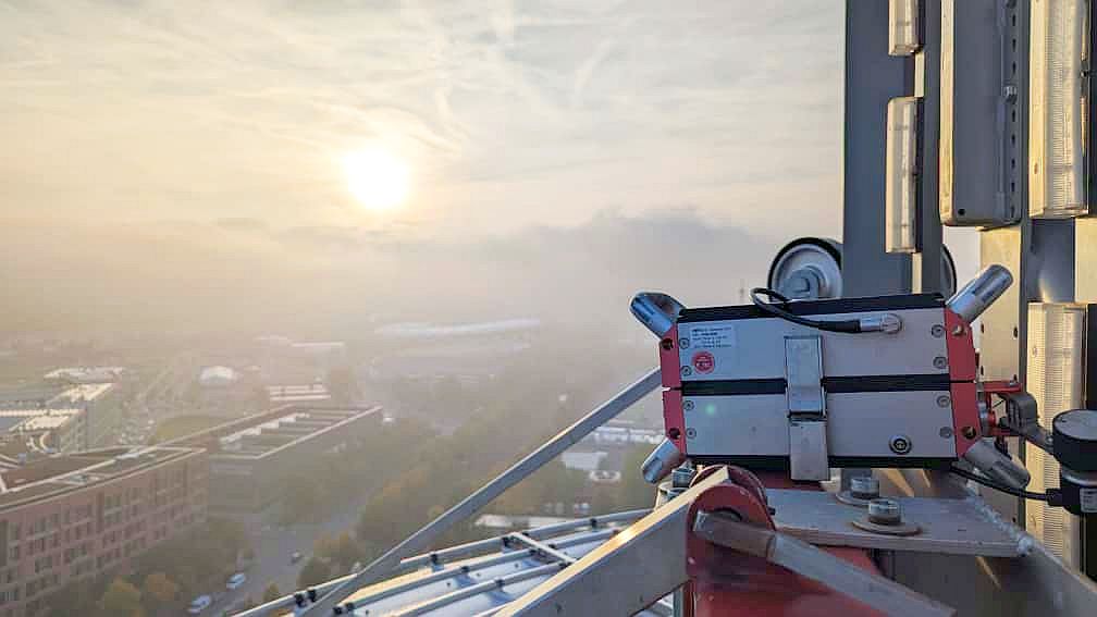 Seilprüfung bei Sonnenuntergang am Freefall-Turm Zugseilprüfung an Vergnügungsanlagen mit ROPESYS Seilprüfgerät in der Abendsonne