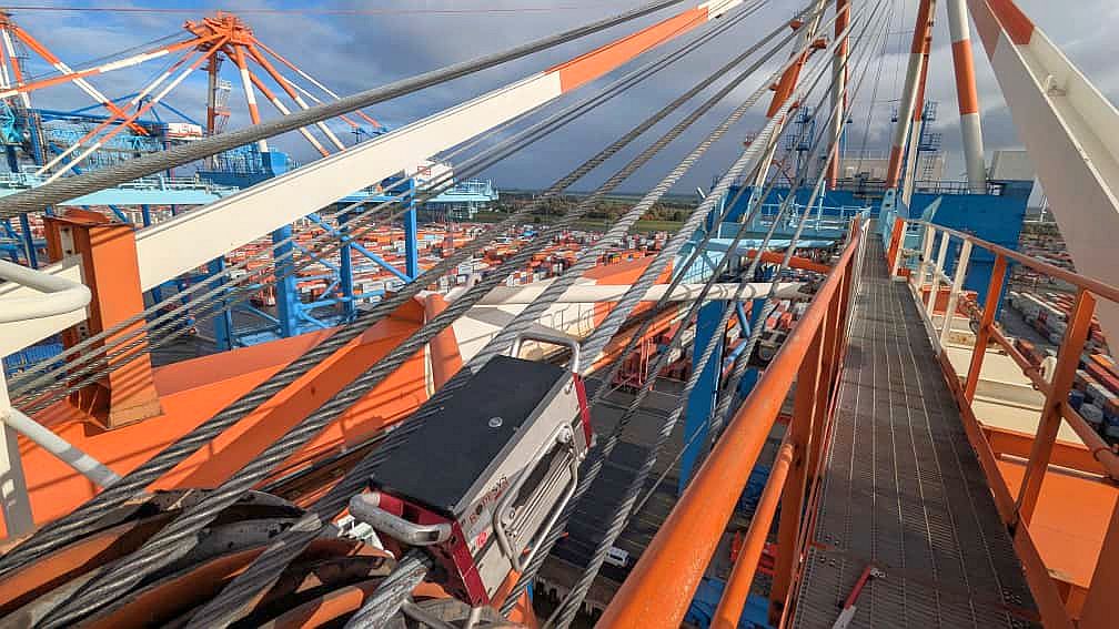 Seilprüfung an Containerbrücken mit ROPESYS ROPESYS Seilprüfgerät bei Seilprüfung an Containerbrücken mit Blick auf Container