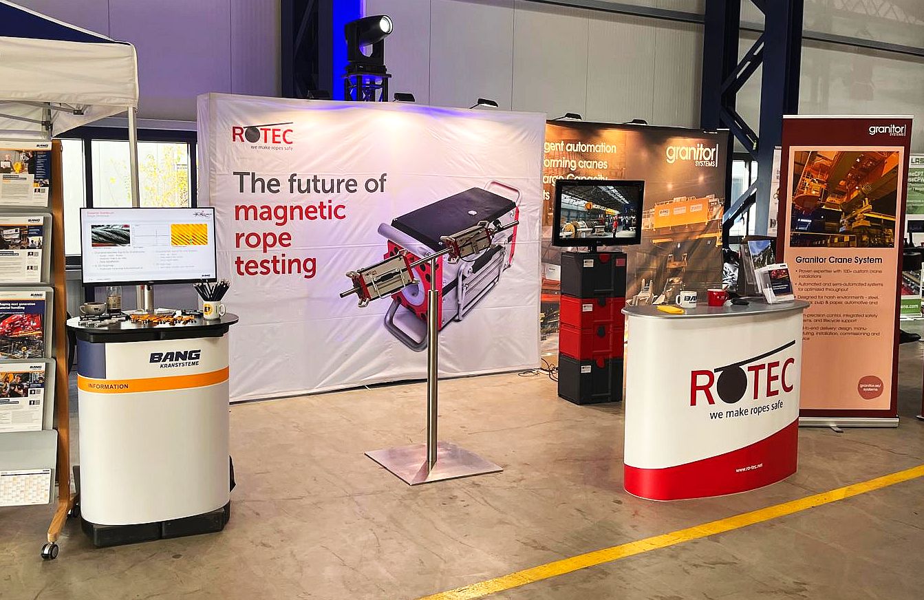 ROTEC Messestand mit ROPESYS Seilprüfgerät und Video-Display neben dem BANG Messestand