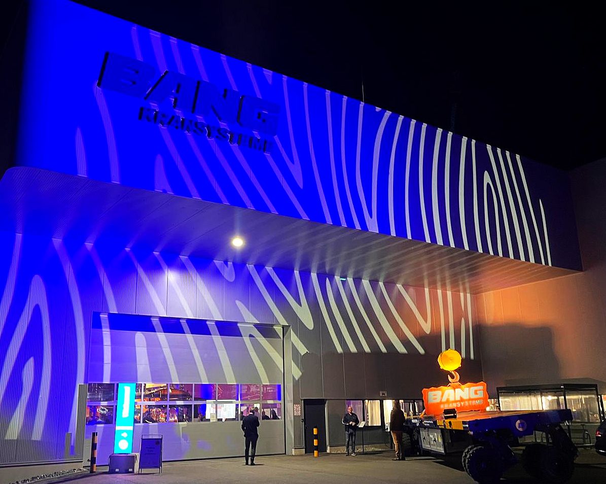 Blau beleuchtetes BANG Gebäude bei Nacht in Oelsnitz