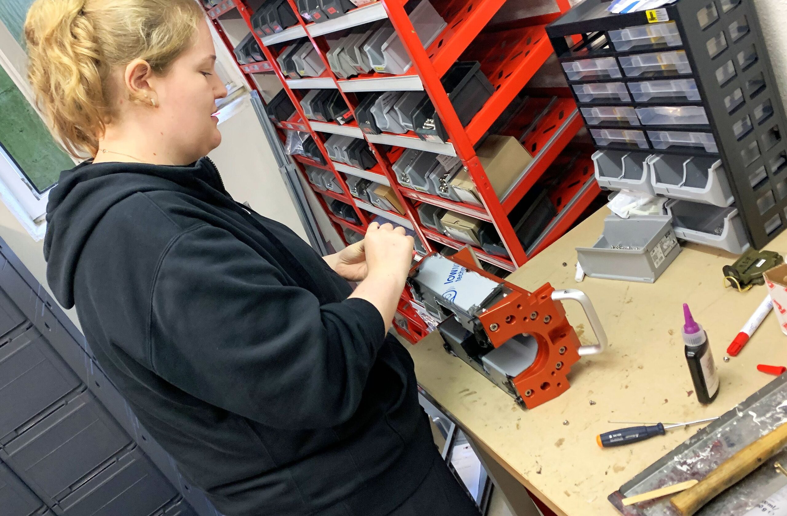 Tamara baut ROPESYS Seilprüfgerät in der ROTEC-Werkstatt zusammen