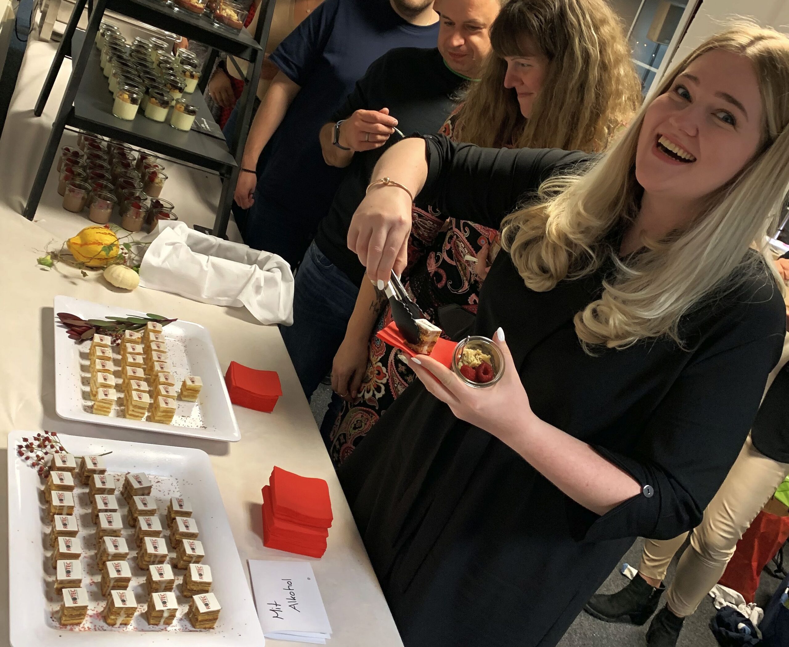 ROTEC-Elektrotechnikerin Tamara am Buffet beim Firmenevent