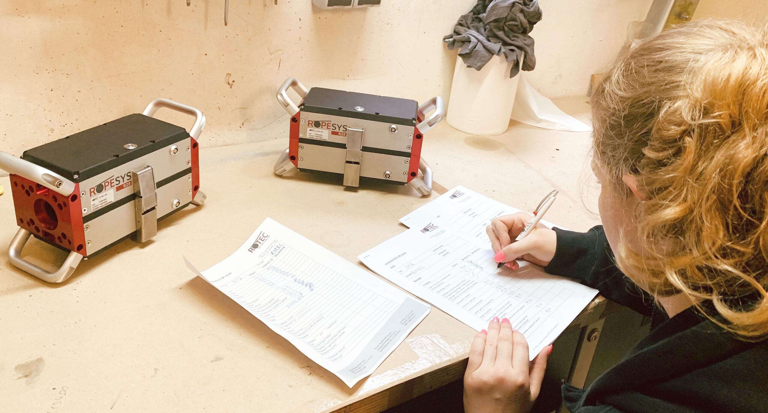 ROTEC-Mitarbeiterin Tamara schreibt Werkstattaufzeichnungen