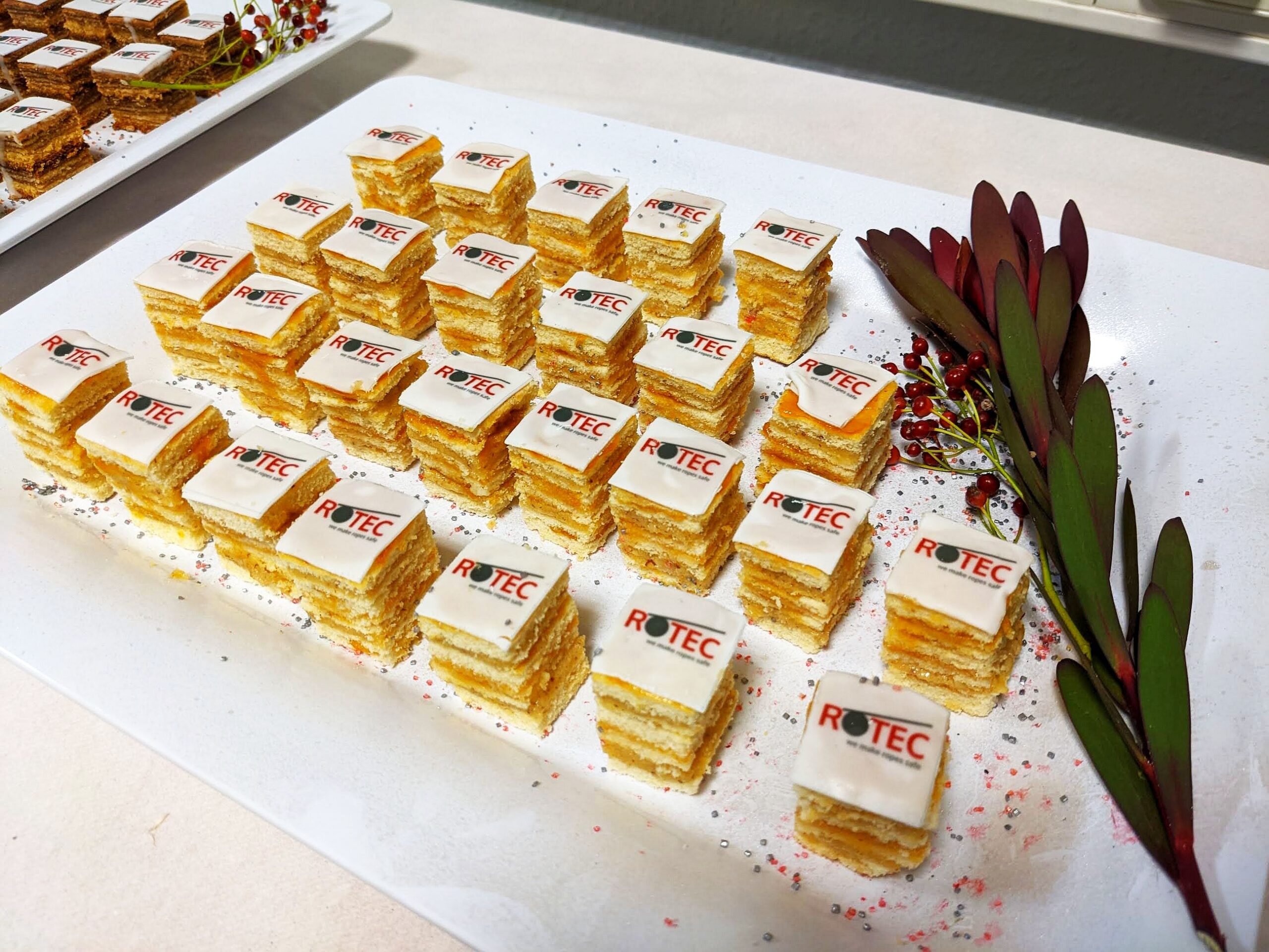 Kleine Kuchen mit ROTEC-Logo