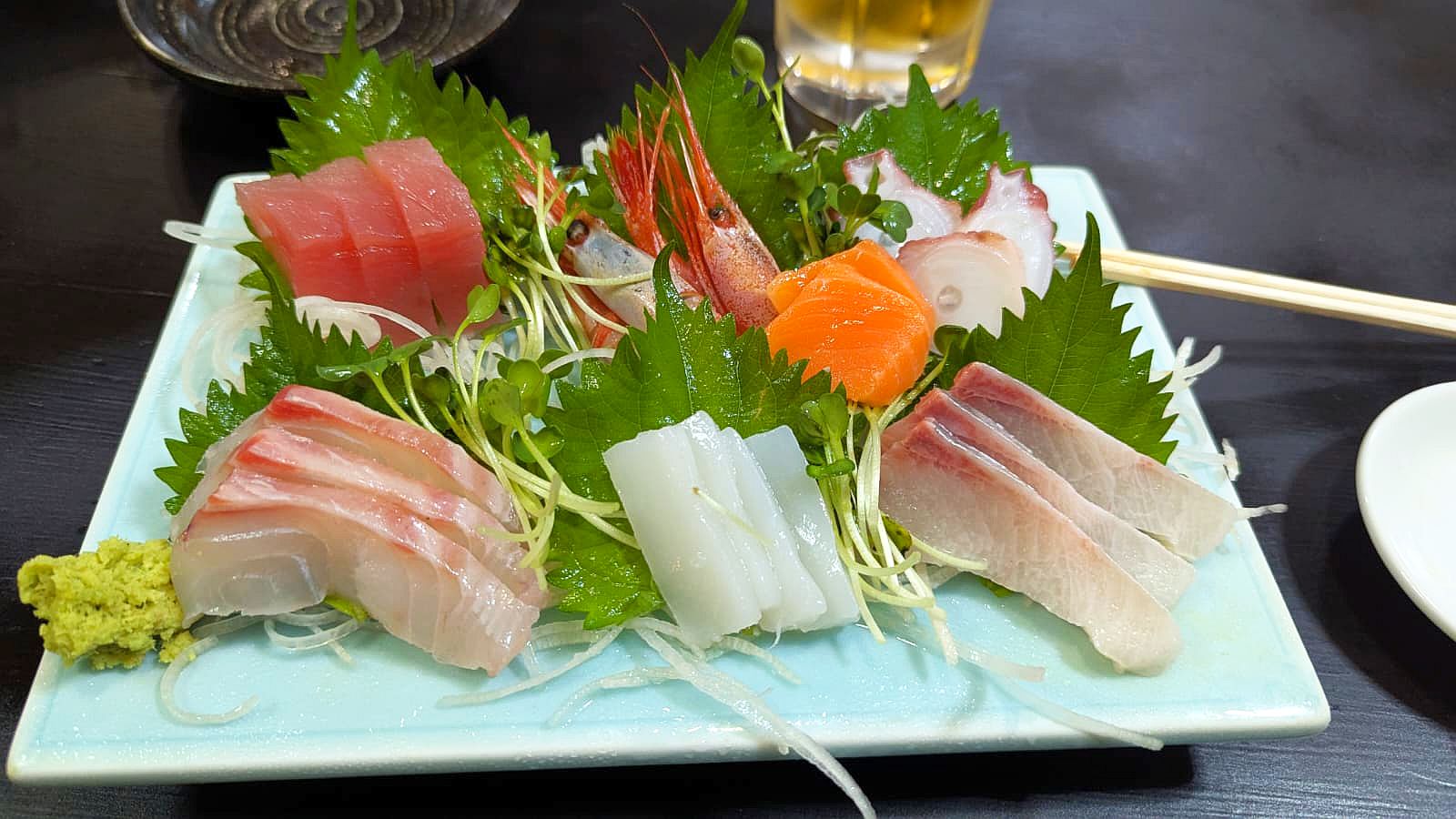 Sushi-Teller im japanischen Restaurant mit verschiedenen Sushi-Sorten