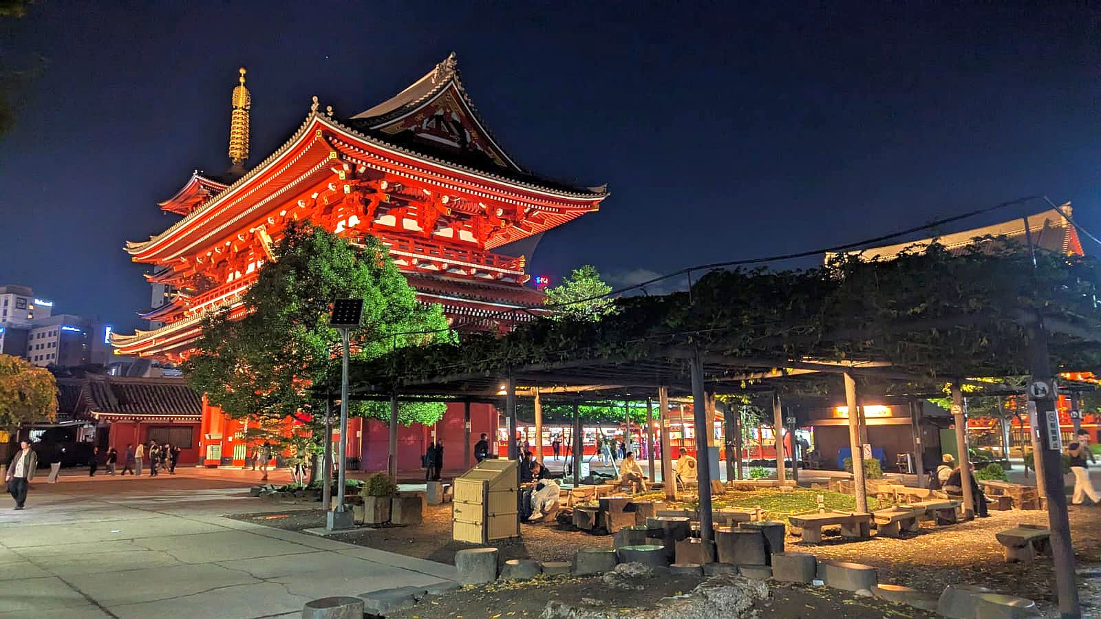 Japanisches traditionelles Gebäude mit verzierten Dachformen in der Stadt