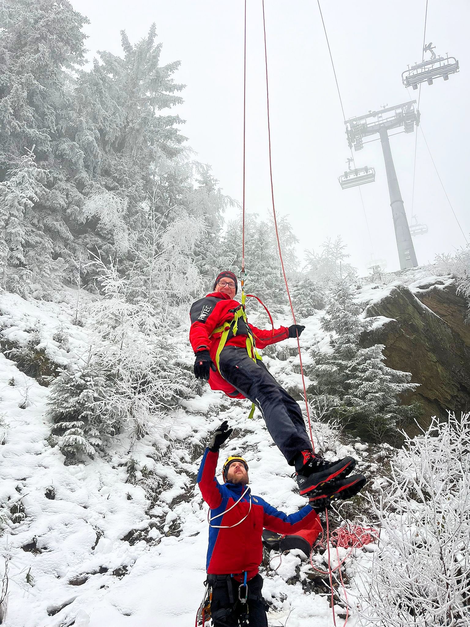 Rescue exercise during the acceptance testing of the Fellbergbahn Steinach cable car, involving abseiling from the chairlift