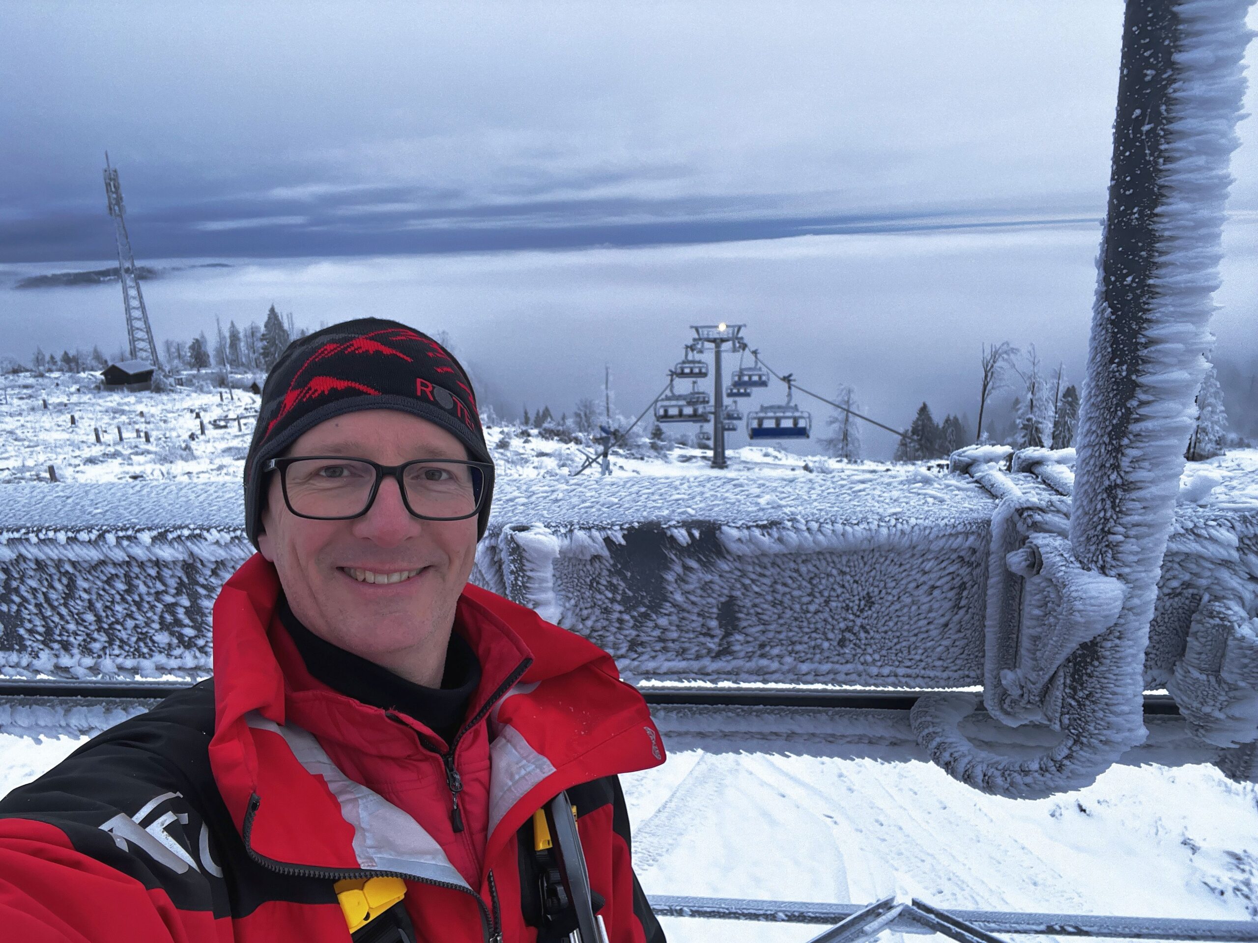 Expert Dirk from ROTEC in the chairlift gondola during the acceptance inspection of the Fellberg cable car