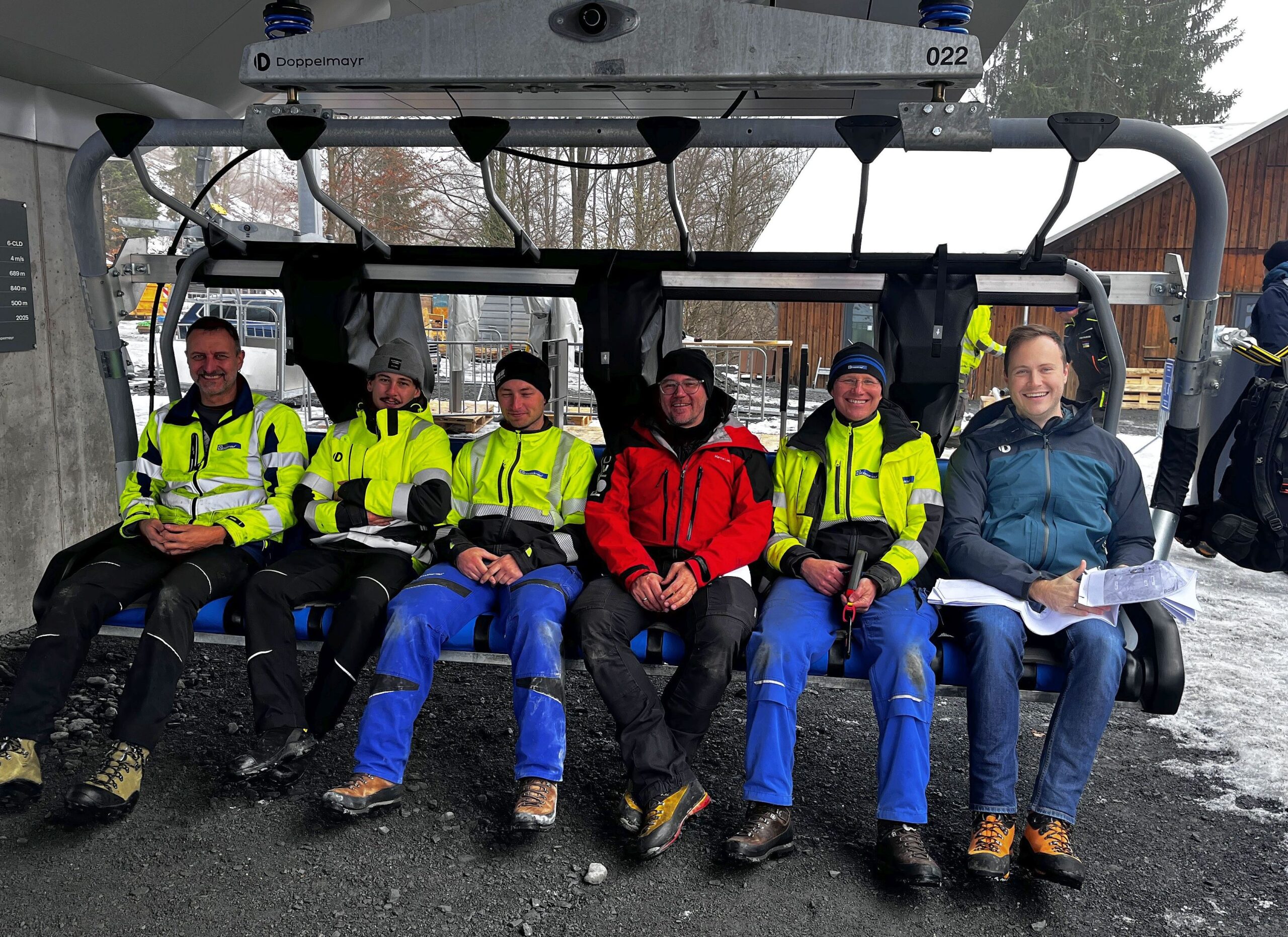 Experts from ROTEC and employees from Doppelmayr in the 6-seater chairlift at the station