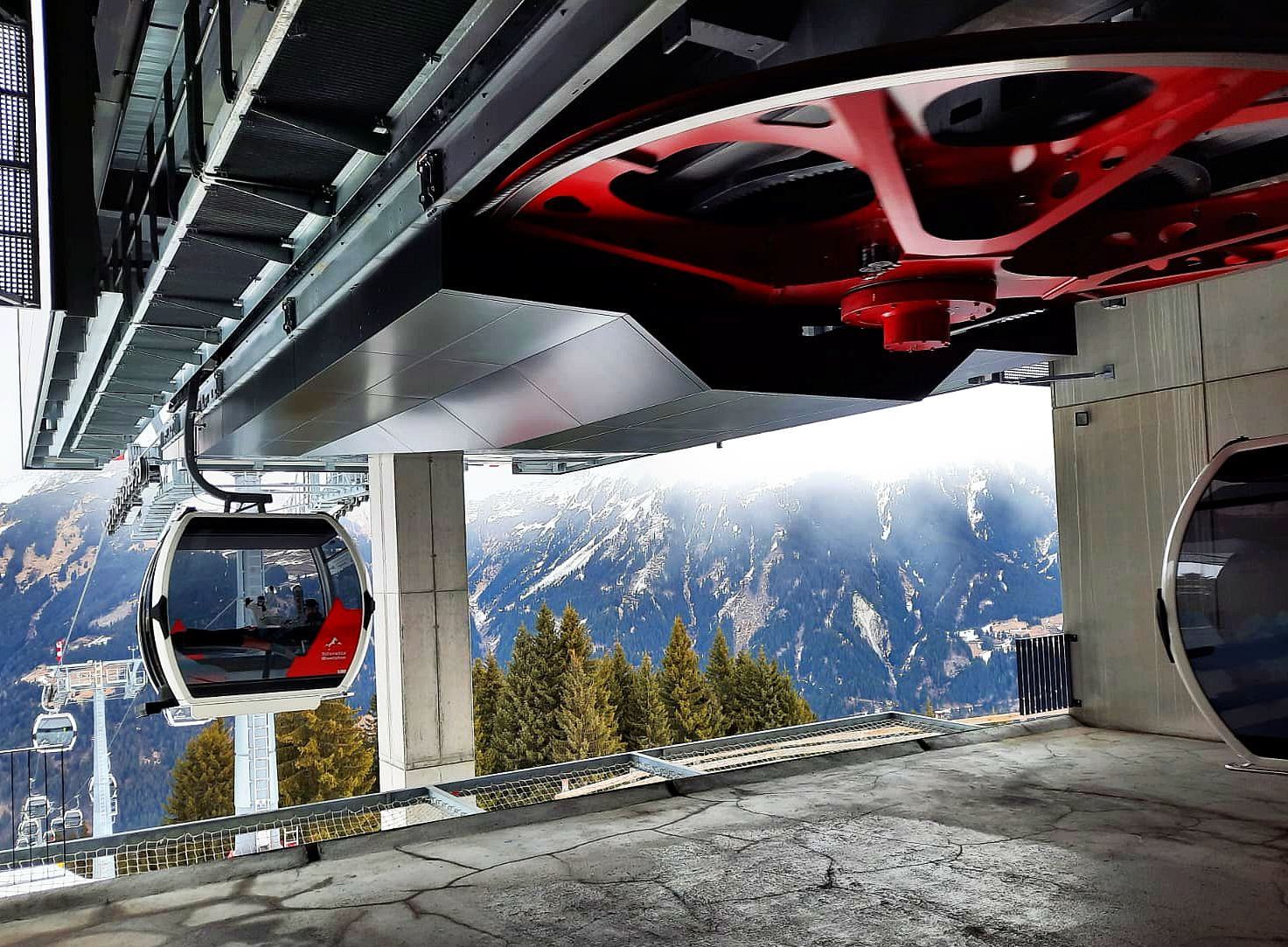 View from the cable car station into the snow-covered valley of the Silvretta Arena