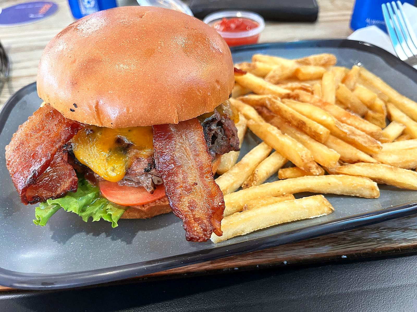 Hamburger mit Speck und Pommes in den USA