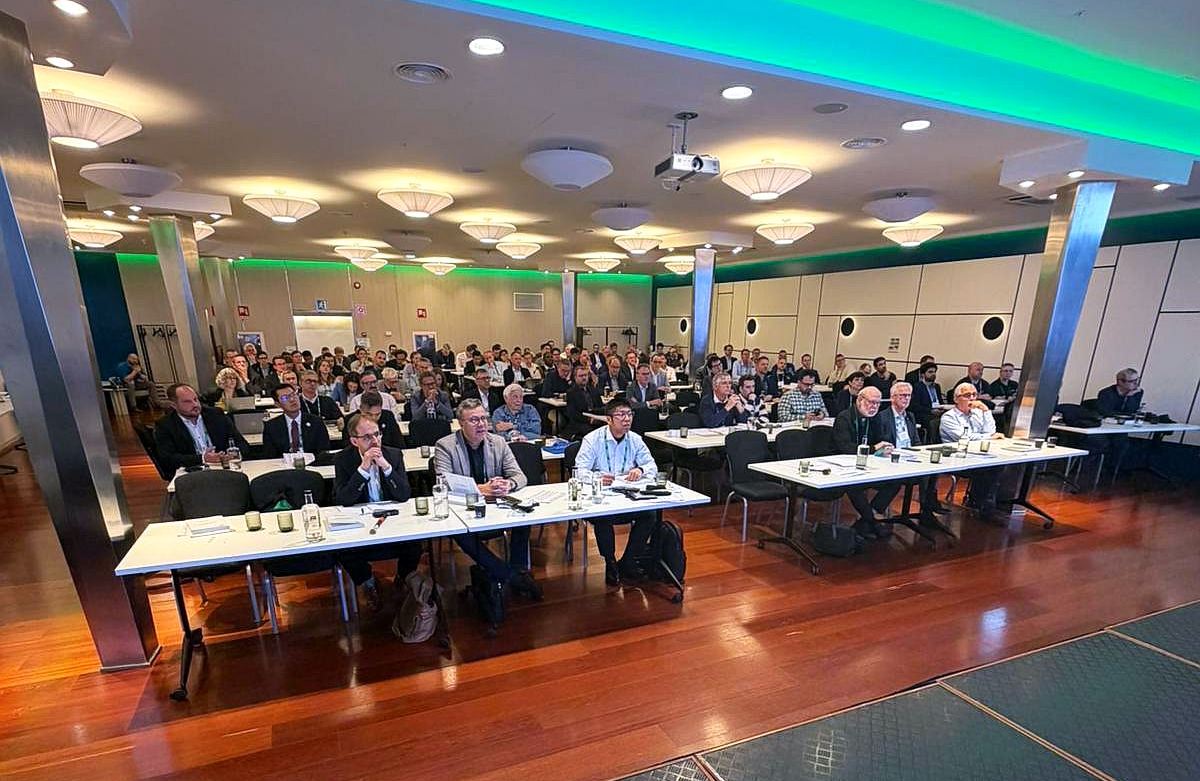 Blick von vorne in den voll besetzten Zuhörersaal der Konferenz.