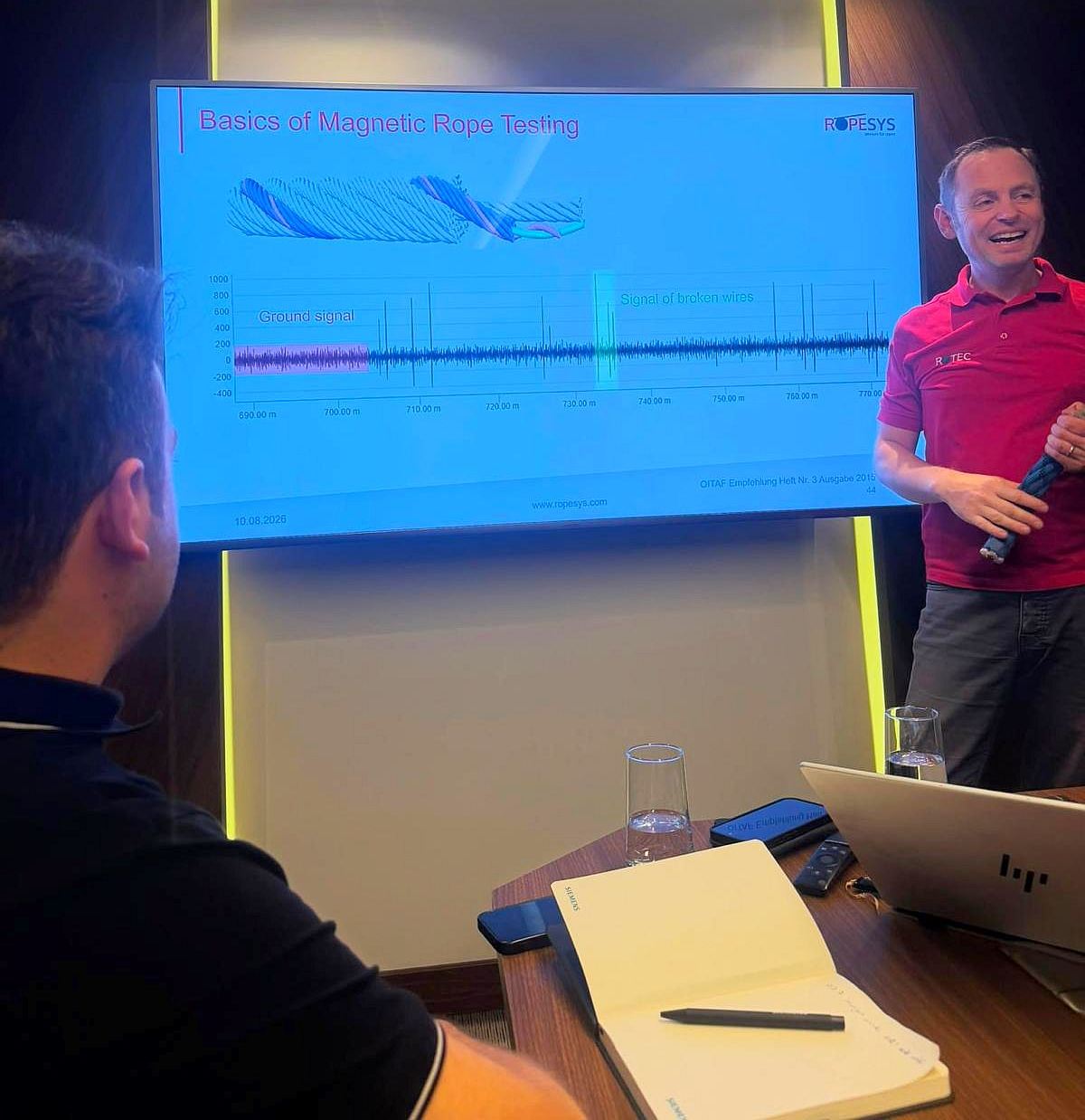Dr. Martin Wehr trains employees in magnetic rope testing.Dr. Martin Wehr schult Mitarbeiter zur magnetischen Seilprüfung